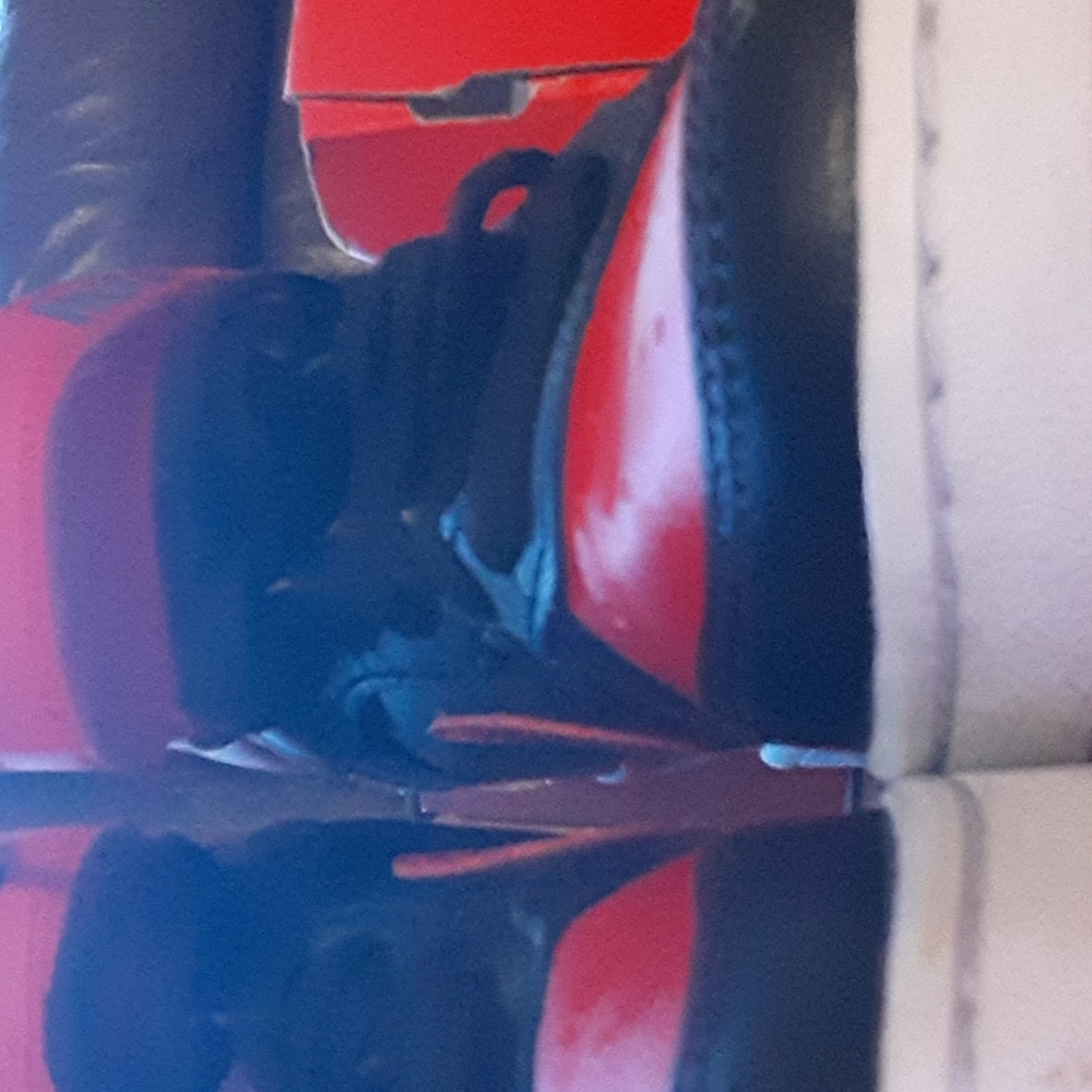 Shoes - Picture 6 of 8